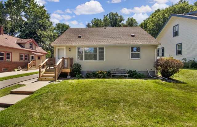 206 Winona St W photos photos