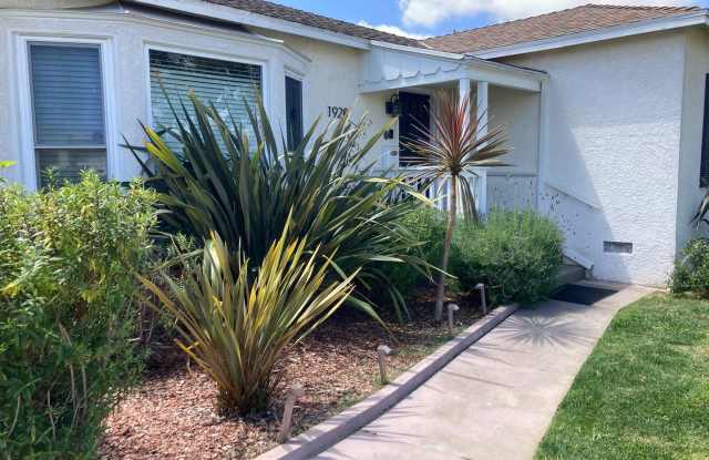 $3,795! Spacious 3-Bedroom, 3-Bathroom Home in Los Angeles! 90047! Gallery 3