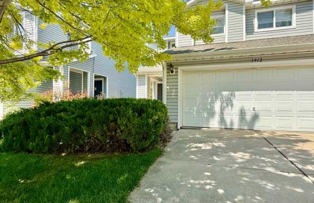 3 Bedroom 2.5 Bath Townhouse w/ 2-Car Garage! Gallery 3