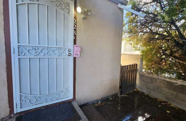 1 bed with yard! Condo near UNM! - 228 Hermosa Drive Northeast, Albuquerque, NM 87108