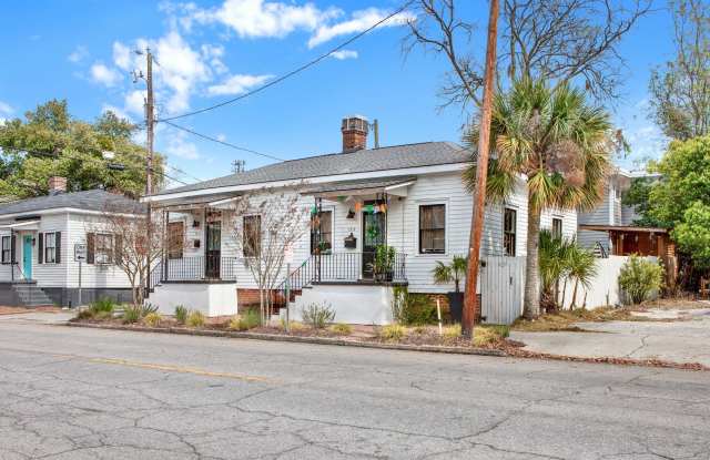 Charming Railroad-Style Townhouse Near Forsyth Park & Starland Gallery 3