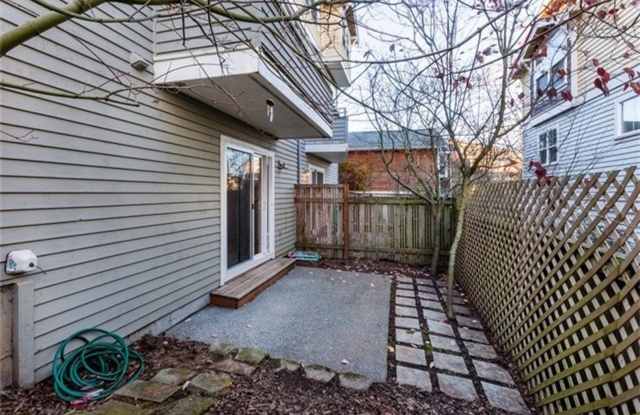 Lovely 3 bed, 2.5 Bathroom Magnolia Tonwnhome Available 12/1 - 3422 22nd Avenue West, Seattle, WA 98199