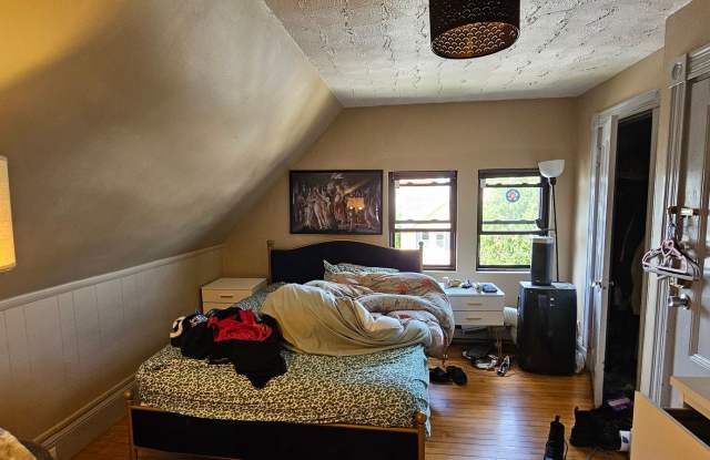 Allston 2 Bed – Top Floor – Skylights – No Fee – 9/1 photos photos