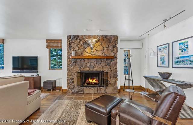 104 W Cooper Avenue Gallery 3