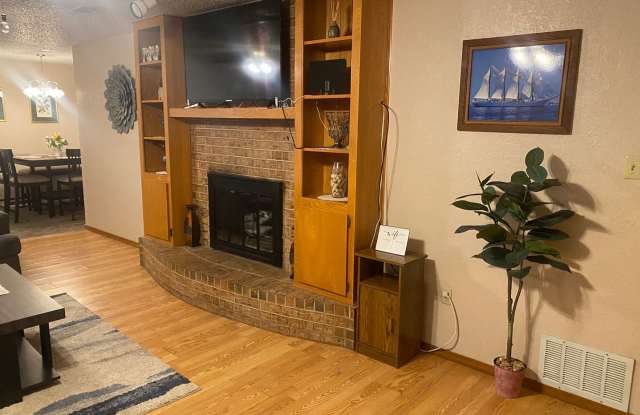 2707 NE Euclid - FULLY FURNISHED Gallery 4