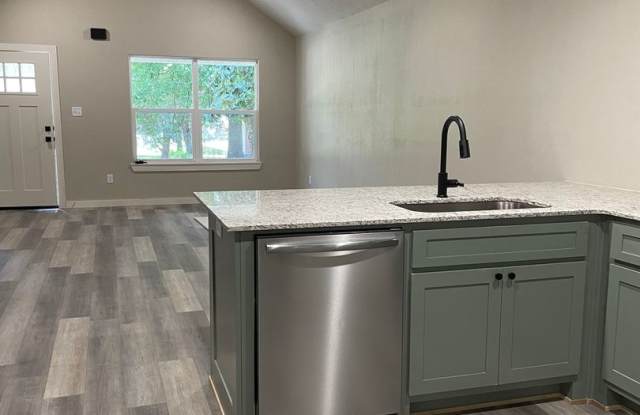 Three Bed/Two Bath Home---Ask about the move in Special! Gallery 3
