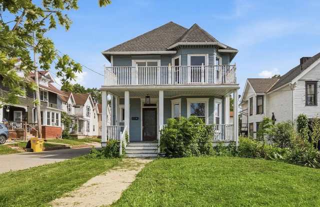 Spacious Updated 3-Bedroom Pet-Friendly Home with Central Air, Original Woodwork & 1,800 Sq. Ft. photos photos