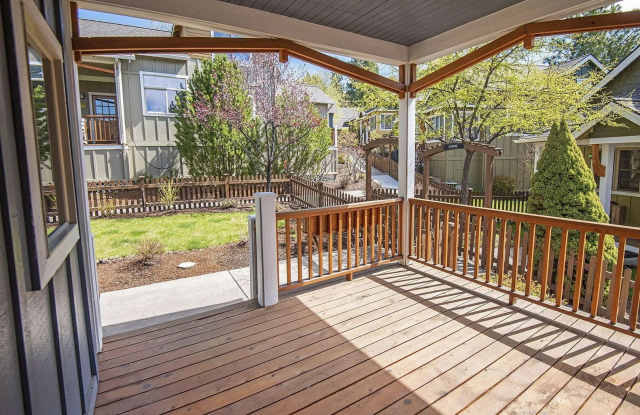 Cozy 1 Bed with Large Loft and Fenced Yard Gallery 4