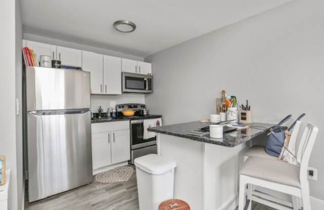 Renovated and Spacious 1BR apartment in Avon Apartments! Gallery 1