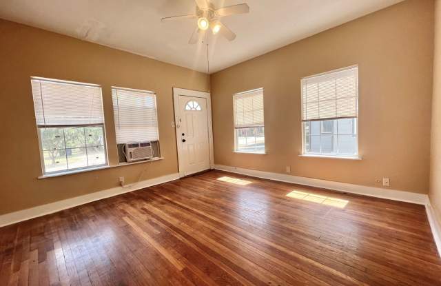 **APPLICATION RECEIVED** *MOVE IN SPECIAL* Charming Highland Park Duplex — Cozy City Living in the Heart of San Antonio Gallery 4