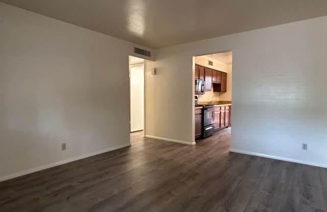 Tempe 2 Bed & 1 Bath End Unit Tri-plex Close to ASU Gallery 4