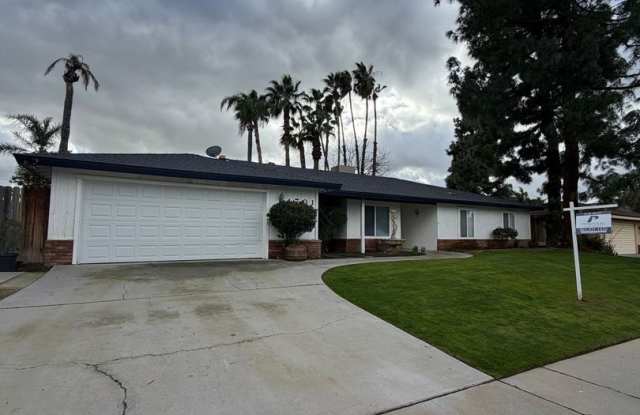 Beautiful 4 Bedroom House in NW Bakersfield with Pool! - 4701 Ironwood Way, Bakersfield, CA 93306