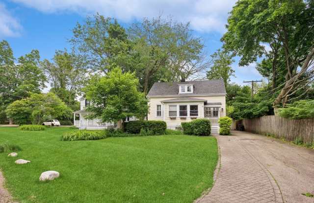 333 E Wisconsin Avenue - 333 East Wisconsin Avenue, Lake Forest, IL 60045