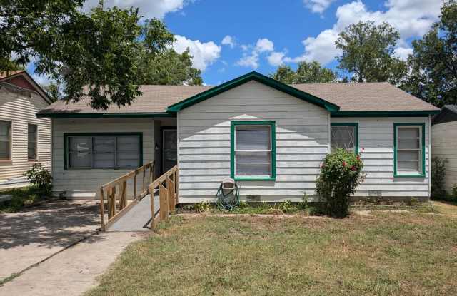 3 Bed 1 Bath with fenced yard, laundry room, and new HVAC photos photos