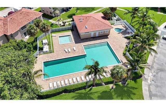 819 TWIN LAKES Drive Gallery 3