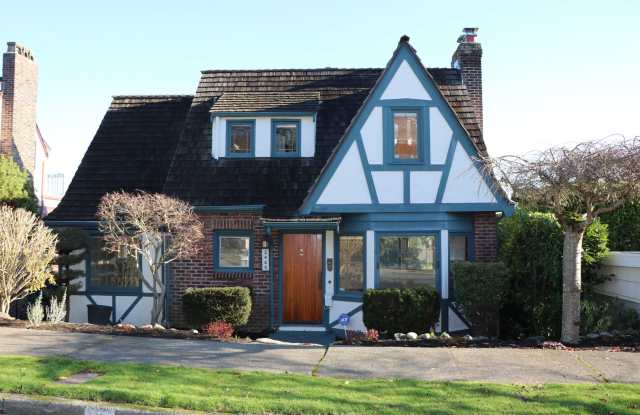 Amazing Magnolia 2 Bedroom + Den with Downtown Views - 2466 Montavista Place West, Seattle, WA 98199
