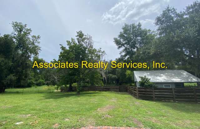 Rare find! 4 bed/3 bath House in Newberry, FL on one acre Gallery 4