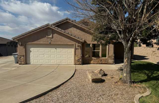 FOUR BEDROOM!! Clean with NO neighbors behind!! photos photos