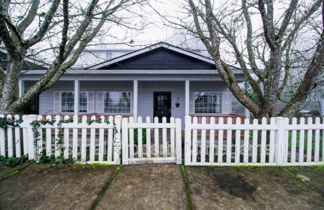 118 S Main Ave - 118 South Main Avenue, Ridgefield, WA 98642