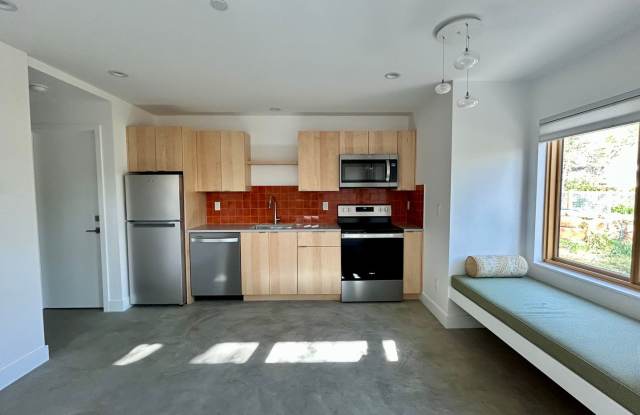 Modern 1BR Apt. (Built 2023), Walk to Downtown, Trails, Park & Grocery Gallery 4