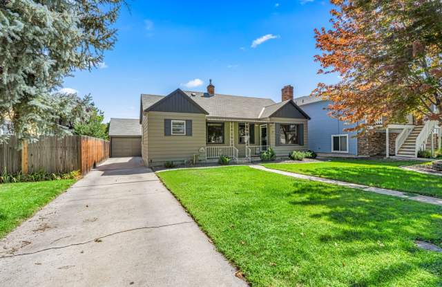 Charming 1940's Bungalow w/3 Bedrooms  3 Full Bathrooms in a Highly Sought After Boise Location! photos photos