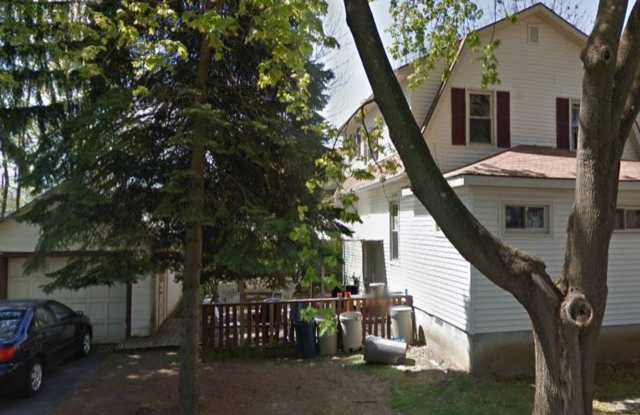 3-Bedroom House with Free Parking and On-site Washer/Dryer Gallery 3