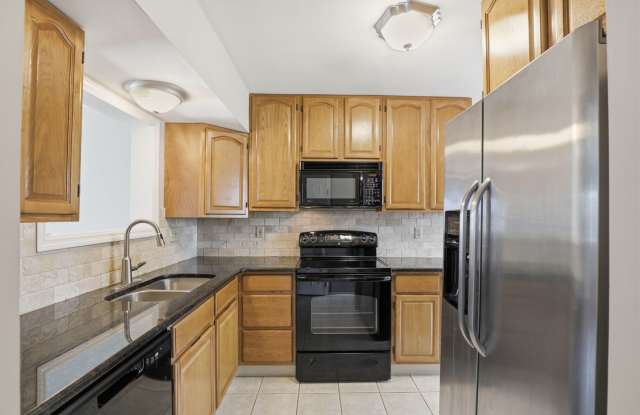Stunning 3 Bedroom Townhome Available Now! Gallery 4