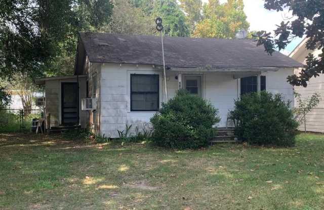 NICE 2 BEDROOM 1 BATH RENTAL HOME IN LIBERTY, TEXAS - 2207 Maple Street, Liberty, TX 77575