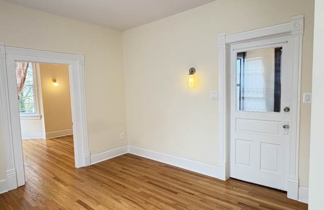 3357 South Oakley Avenue Gallery 3
