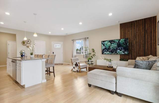 Charming 3BR Duplex in Commerce City Gallery 4