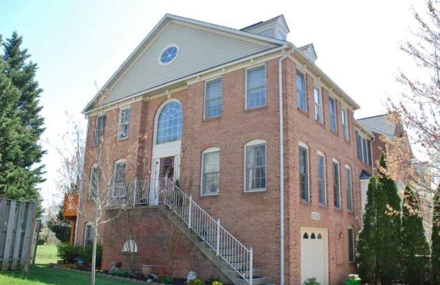 Charming 3-Bedroom Townhome in Sought-After Travilah Crest! Gallery 1