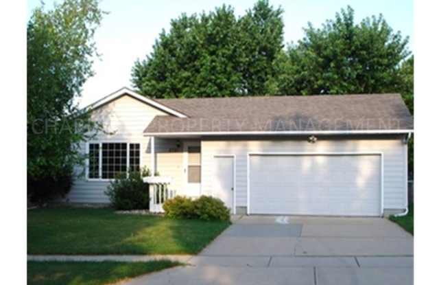 4 BEDROOM, 2 BATH HOME IN EAST SIOUX FALLS! DOUBLE ATTACHED GARAGE! FENCED IN BACKYARD! - 2721 South Maywood Drive, Sioux Falls, SD 57110