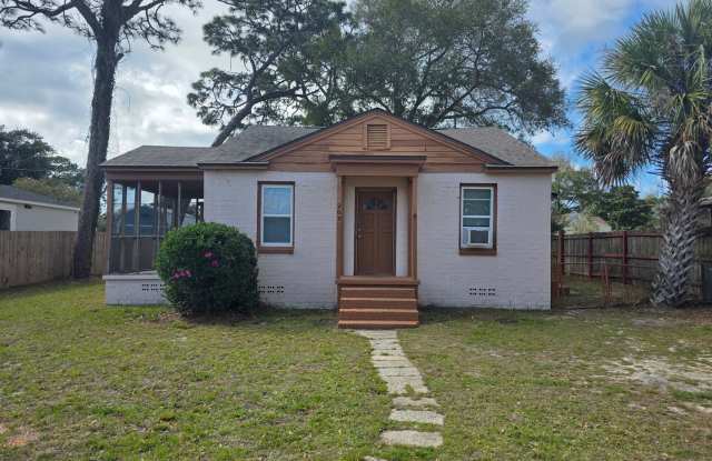 3BR/1BA home with screened patio photos photos
