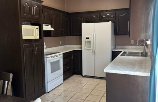 RENTAL Fully Furnished 3 bedroom home Gallery 4