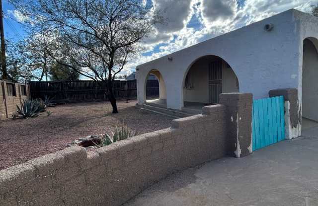 Beautiful 2 Bedroom 1 Bath / Washer  Dryer Included / Large Yard! - 2949 North Flanwill Boulevard, Tucson, AZ 85716
