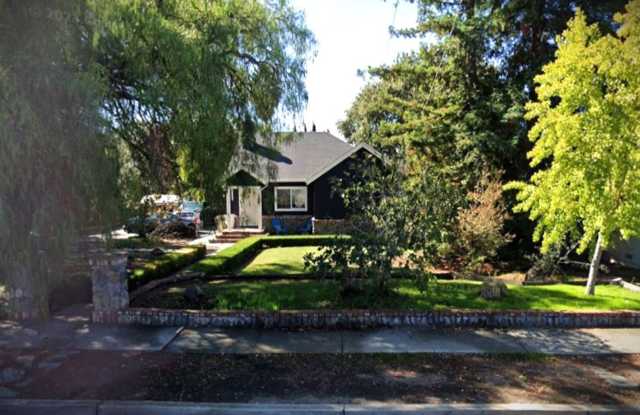 A Gem at Concord/Clayton Border - 4bd/2ba+basement & POOL Gallery 1
