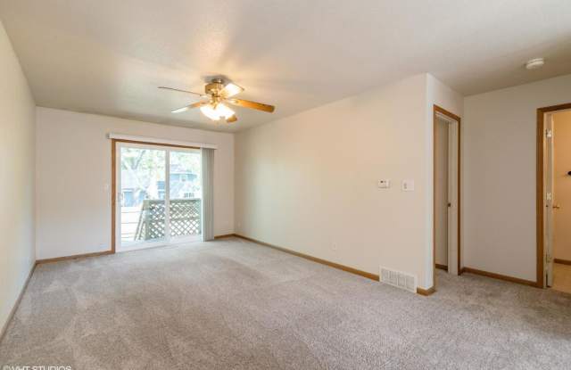 3 Bedroom townhome, Open Now, garage, 2 bathrooms, W/D Etc. Gallery 4