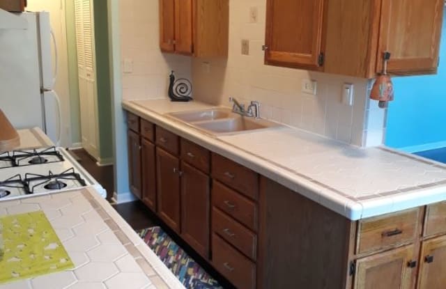 300 s Roselle 302 - 300 South Roselle Road, Schaumburg, IL 60193