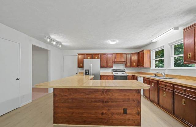 Refreshed 3BR/2BA Ranch on a Cul-de-Sac — Williamsburg West Gallery 4