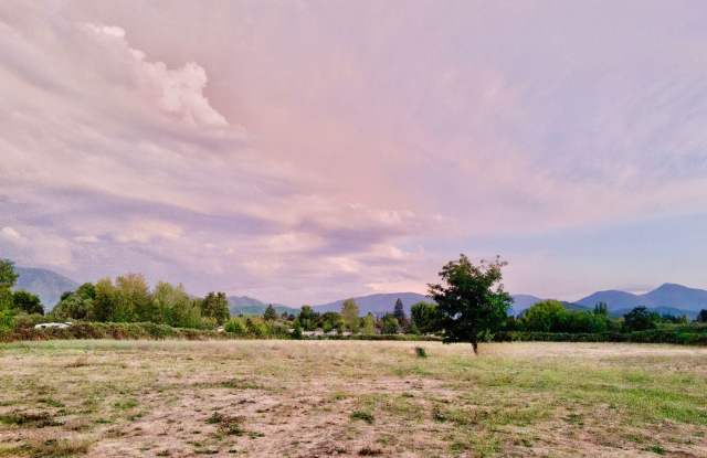 2BED1BATH BONUS ROOM - High-End Executive Retreat with Panoramic Mountain Views Gallery 4