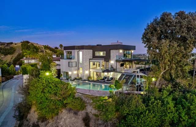 Prestigious Hollywood Hills Home for Rent photos photos
