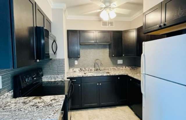 Beautiful 2-Bedroom Condo in Myers Park - All utilities included! Gallery 3