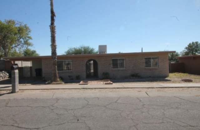 Spacious 4bd/2ba Featuring Central A/C and Large Private Yard Gallery 3