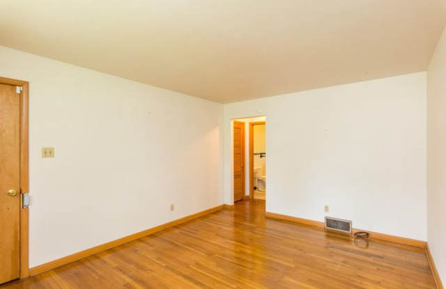 1BR/1BA Duplex in Convenient Location! Hardwood floors, shaded backyard, central AC & heat. Convenience to the ARC, Gerbes, Broadway Shopping Center & Again St. Park! Gallery 4