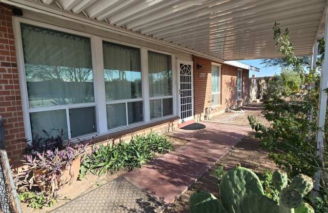 Beautiful 3 bed/ 1 bath home on large lot with walled and fenced front and back yard! Gallery 4