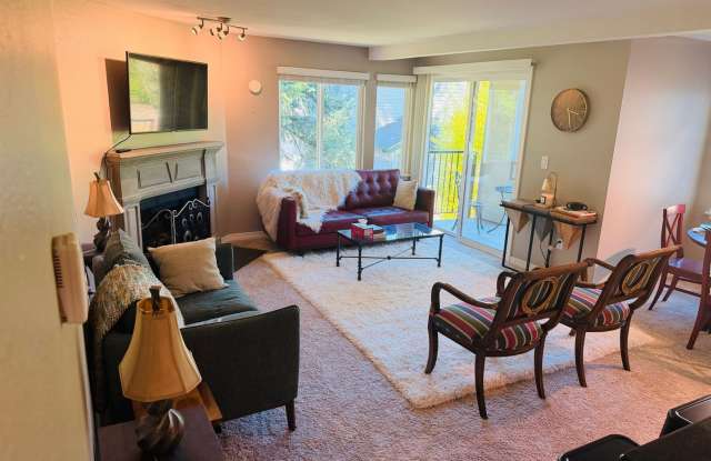 Charming 2BR Condo in Bothell Gallery 4