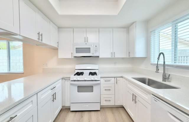 AVAILABLE NOW!! 3 Bedroom/ 2 Bathroom Duplex in Cathedral City! Gallery 1