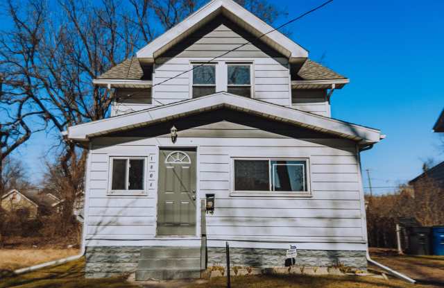 Very beautiful and updated three bedroom one bathroom house available for rent today! Gallery 1