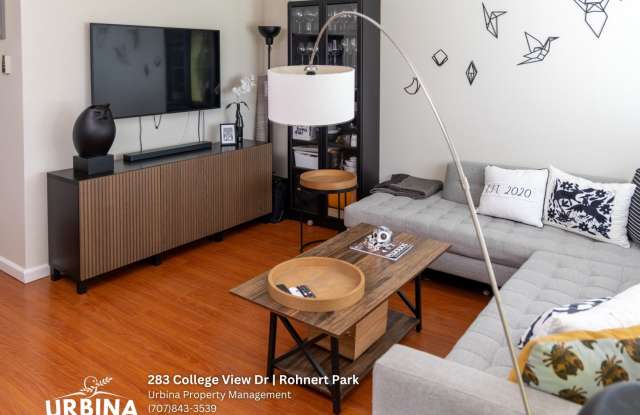 Two Bedroom Townhouse with Private Patio and Community Pool Gallery 3