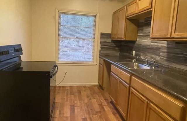 3 Bd 1 Ba Bungalow w/ hardwood Gallery 4